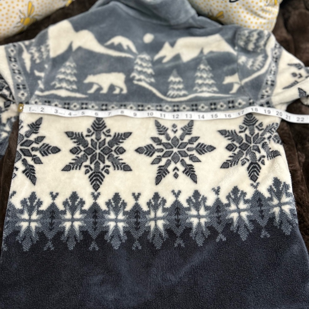🌸Cityscape Navy and White Fleece Jacket with Snowflake winter Design sz: medium - Picture 6 of 8